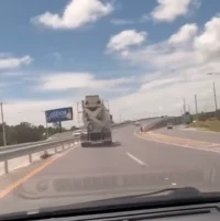 Continúan camiones pesados circulando por el elevado de Punta Cana pese a prohibición