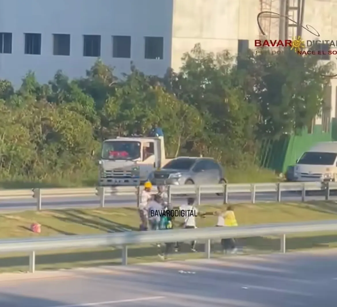 Pelea entre haitianos en pleno Bulevar Turístico genera preocupación en Bávaro
