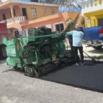 Realizan trabajos de asfaltado en calles del sector Doña Yirda, Verón
