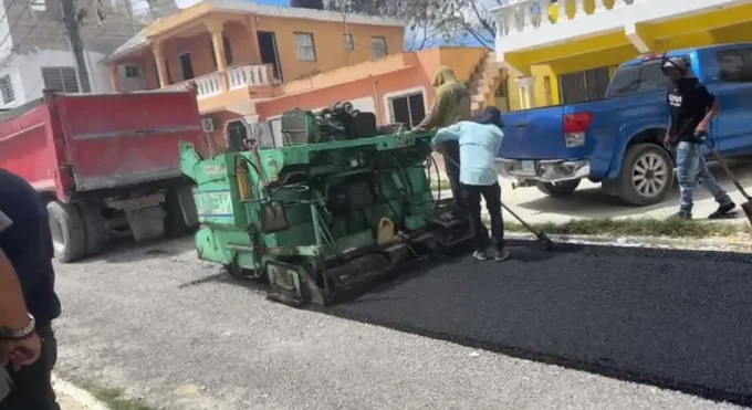 Realizan trabajos de asfaltado en calles del sector Doña Yirda, Verón