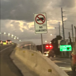 Colocan letrero que prohíbe camiones en elevado de Punta Cana