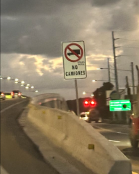 Colocan letrero que prohíbe camiones en elevado de Punta Cana