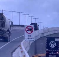 Ni el letrero los detiene: camiones continúan usando el elevado de Punta Cana