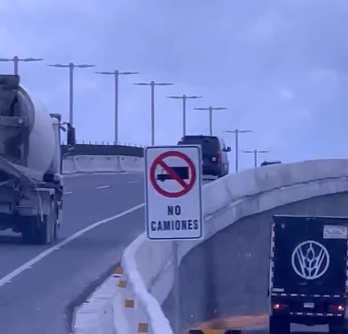 Ni el letrero los detiene: camiones continúan usando el elevado de Punta Cana