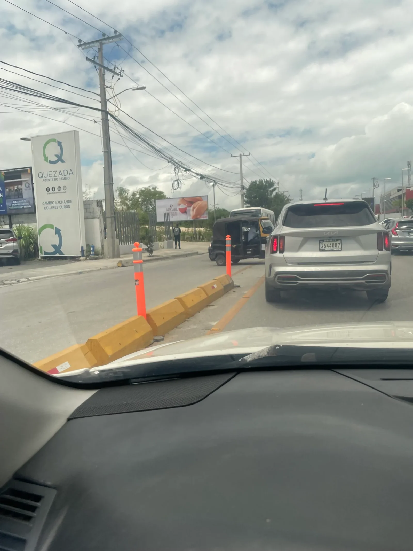 Colocan dispositivos reflectantes en muros de la avenida Barceló para reducir accidentes