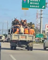 Empleados del MOPC son trasladados en condiciones indignas en Bávaro