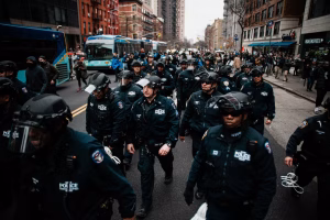 Protesta antiislámica en Manhattan termina con explosivos, detenidos y cierre de calles