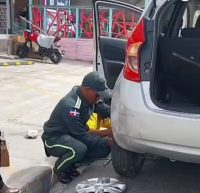 Acción solidaria de agente de DIGESETT en Azua se vuelve viral en redes sociales