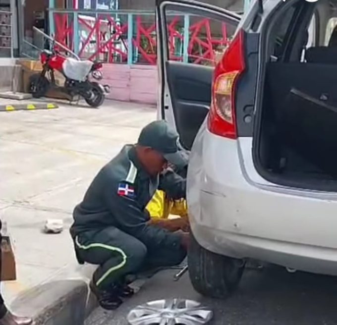 Acción solidaria de agente de DIGESETT en Azua se vuelve viral en redes sociales