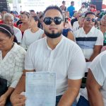 ¡Ni la lluvia los detuvo! Beneficiarios celebran entrega de títulos en Los Alcarrizos