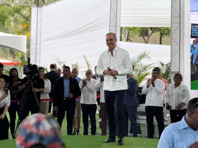 Abinader entrega más de 400 títulos de propiedad a familias de Hato Nuevo II en Los Alcarrizos