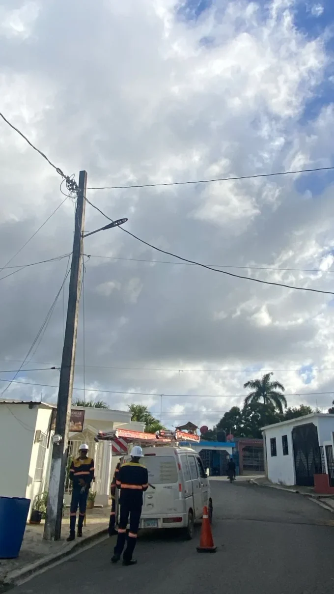 Edeeste desmantela conexión irregular en el Ayuntamiento de El Cedro de Miches y en residencia de la alcaldesa