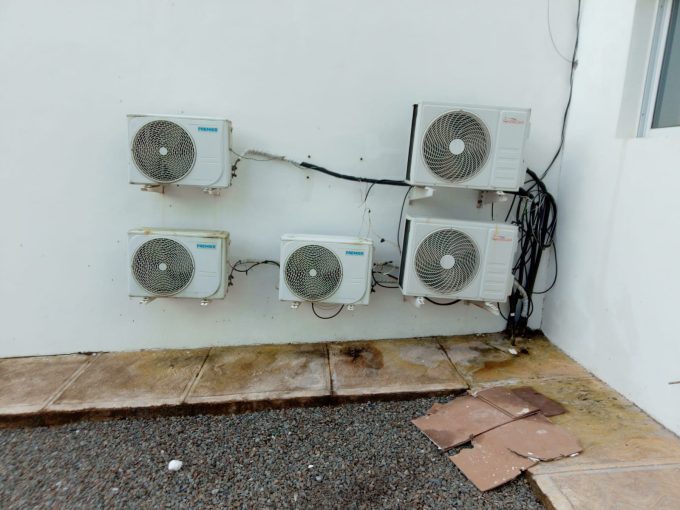 Edeeste desmantela conexión irregular en Ayuntamiento de El Cedro de Miches y en residencia de la alcaldesa