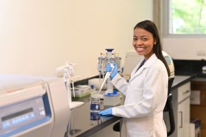 Mujeres investigadoras representan el 29% de autores científicos dominicanos