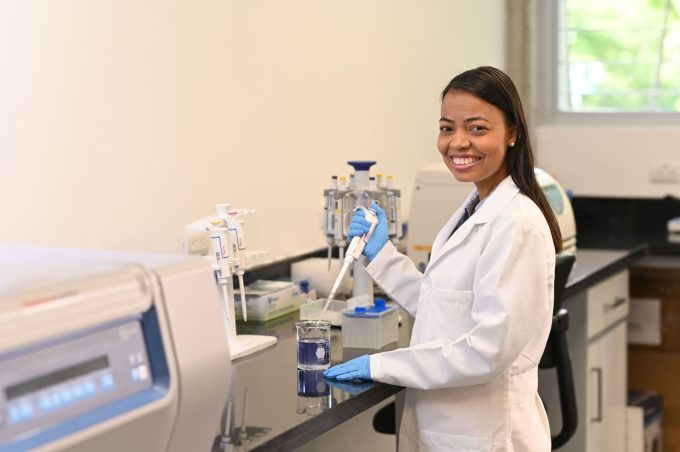 Mujeres investigadoras representan el 29% de autores científicos dominicanos