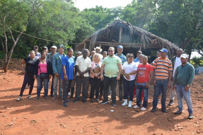 FEDA dona tres mil plántulas de coco a 30 productores de las comunidades Juancho, Oviedo y La Colonia