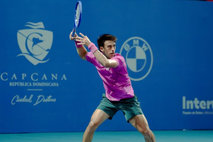 Royer derrota a Bautista Agut y avanza a cuartos en Copa Cap Cana
