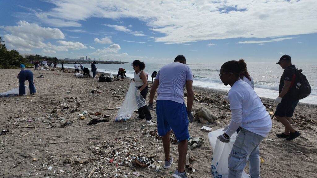 Jornada de limpieza reúne a más de 150 voluntarios para crear conciencia sobre el cuidado de las playas - Noticias de hoy en República Dominicana | De Último Minuto
