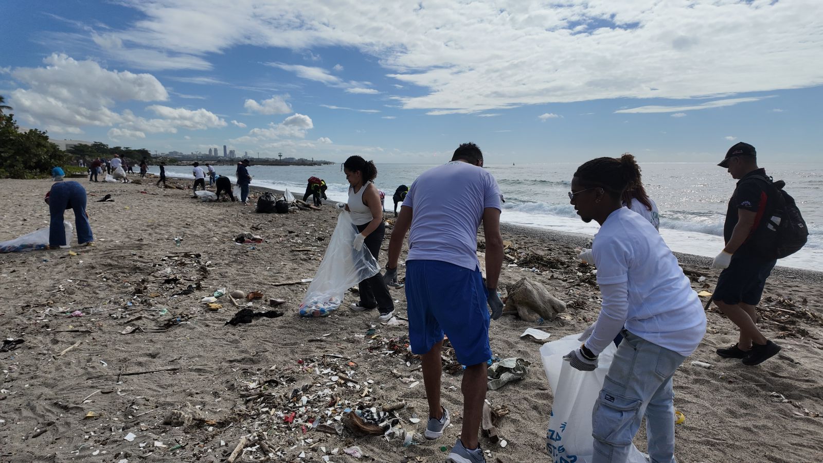 Jornada de limpieza reúne a más de 150 voluntarios para crear conciencia sobre el cuidado de las playas