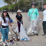Voluntarios llaman a crear conciencia durante jornada de limpieza en playa de Haina