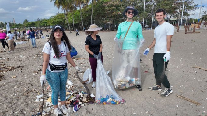 Voluntarios llaman a crear conciencia durante jornada de limpieza en playa de Haina