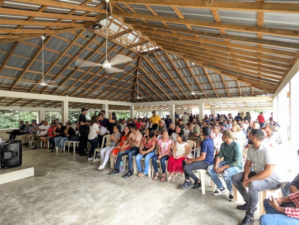 Comunidades de la Sierra imploran a Abinader construir carretera Manacla-Diferencia y rescatar servicios básicos | 13 | Comunidades de la Sierra imploran a Abinader construir carretera Manacla-Diferencia y rescatar servicios básicos - Noticias de hoy en República Dominicana | De Último Minuto