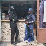 Ministerio Público y Policía Nacional realizan allanamientos en colmados y centros comerciales de Villa Hermosa