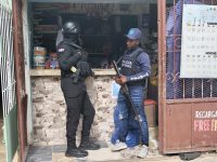 Ministerio Público y Policía Nacional realizan allanamientos en colmados y centros comerciales de Villa Hermosa
