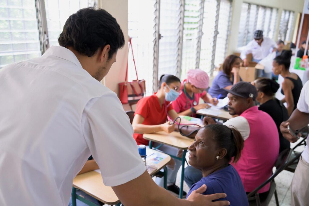 Raymond Rodríguez y Fundación GBC benefician a más de 500 personas con operativo de salud en Gualey, D.N | 10 | Raymond Rodríguez y Fundación GBC benefician a más de 500 personas con operativo de salud en Gualey, D.N - Noticias de hoy en República Dominicana | De Último Minuto