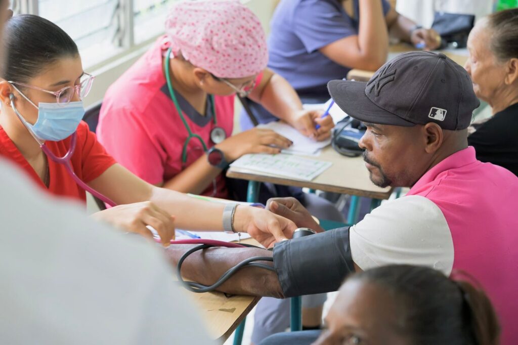 Raymond Rodríguez y Fundación GBC benefician a más de 500 personas con operativo de salud en Gualey, D.N | 8 | Raymond Rodríguez y Fundación GBC benefician a más de 500 personas con operativo de salud en Gualey, D.N - Noticias de hoy en República Dominicana | De Último Minuto
