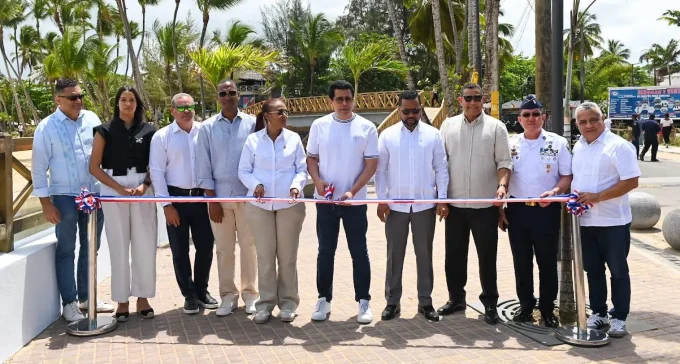 Ministro Collado entrega nueva pasarela peatonal en Las Terrenas