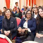 Abinader se reúne con la diáspora dominicana en París; evalúa abrir oficina del INDEX