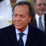 Univision estaría negociando retractarse de acusaciones contra Julio Iglesias para evitar demanda