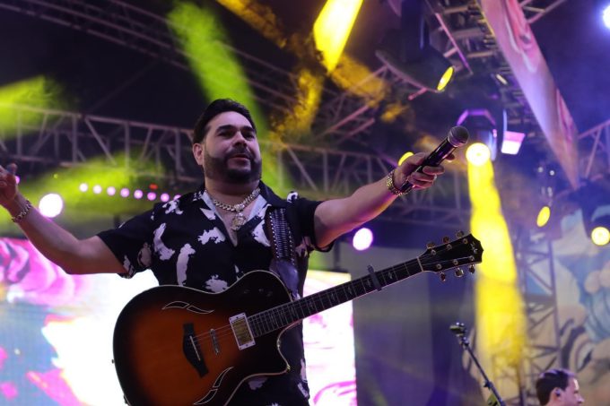 El Chaval de la Bachata se creció en el Agganis y conquistó a fanáticos con amargue y sentimiento