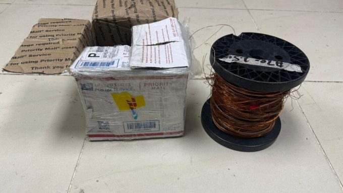 Decomisan cocaína líquida en rollo de alambre en empresa de envíos en la capital